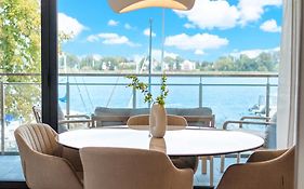Marina Ostróda IV - super widok na jezioro, 10 m do wody, taras i balkon, winda, klima, garaż